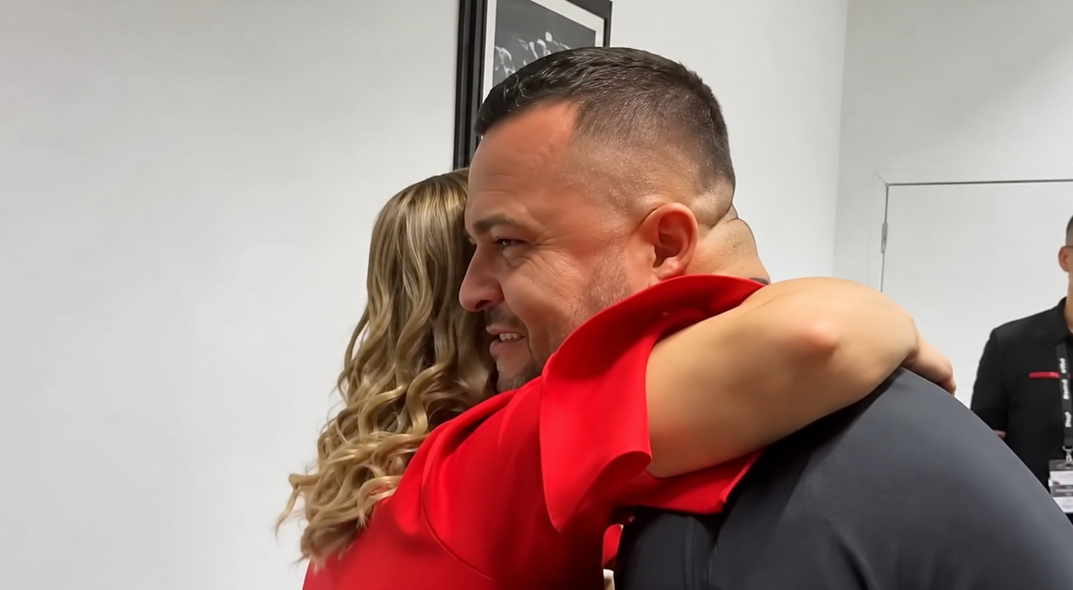 La presidenta Laura Fernández se reunió con el productor Hugo Barboza durante el concierto de Grupo Firme en el Estadio Nacional, el 28 de marzo de 2026.