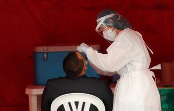 Personal médico realiza pruebas COVID-19