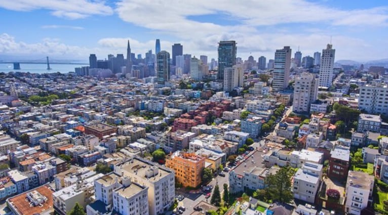 El coste de la vivienda en California duplica el promedio nacional y representa el principal factor de la brecha entre salarios e ingresos requeridos (Freepik)