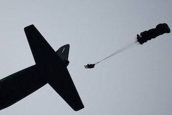 Un marine surcoreano salta en paracaídas durante el ejercicio de desembarco anfibio conjunto de los cuerpos de marines de EE. UU. y Corea del Sur, denominado «Ssangyong», en Pohang (Corea del Sur), el 2 de septiembre de 2024 (REUTERS/Kim Hong-Ji)