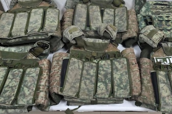 Chalecos tácticos asegurados. Crédito: FGJEM