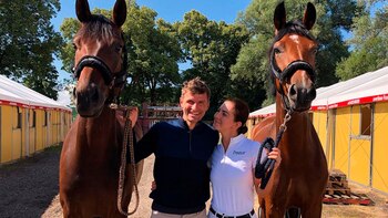 Thomas Müller junto a su