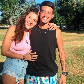 Junto a Bárbara, su novia,