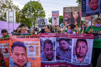 CIUDAD DE MÉXICO, 11JUNIO2026.- Avanza contingente de madres buscadoras sobre Calzada de Tlalpan, portando mantas, lonas y fichas de búsqueda con los rostros de sus familiares desaparecidos. Entre consignas y llamados de justicia, exigen a las autoridades resultados concretos en las investigaciones y el fortalecimiento de los mecanismos de localización, visibilizando la crisis de desapariciones en el país. FOTO: ESTRELLA JOSENTO/CUARTOSCURO.COM