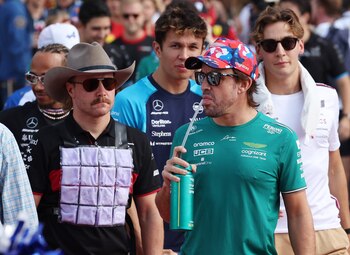 Alonso y Bottas durante su