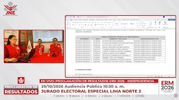 Transmisión digital con tres funcionarios en una mesa y un documento de texto que contiene una tabla con nombres de autoridades municipales