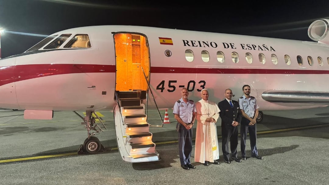 Papa León XIV posa con miembros del Ejército del Aire español frente a una aeronave con la bandera de España y el texto