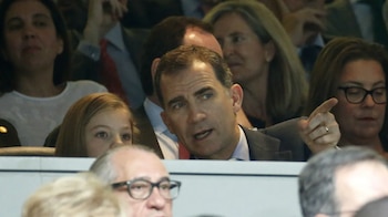 La Infanta Sofía y el Rey Felipe VI en el palco del Bernabéu en 2016. (Efe)