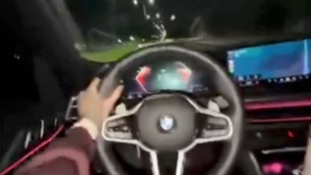 A casi 250 km/h y con cuarteto de fondo: el video de la amiga de la expolicía que hacía contenido hot manejando a toda velocidad