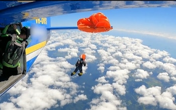 Un paracaidista experimentado quedó colgado