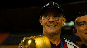 Técnico bicampeón con Junior FC dejó tirada la rueda de prensa a la segunda pregunta: Barra le dedicó trapo presionando su salida