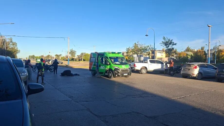 El accidente vial en la calle 9 de Julio involucró a un Volkswagen Vento cuyo parabrisas presentaba daños visibles tras el impacto