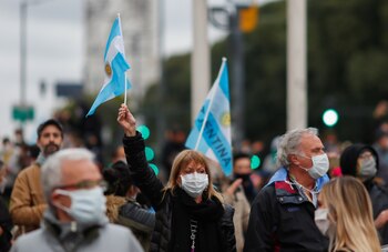 Grupos de personas protestan en