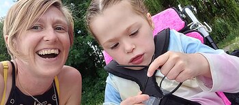 Su madre la ha acompañado