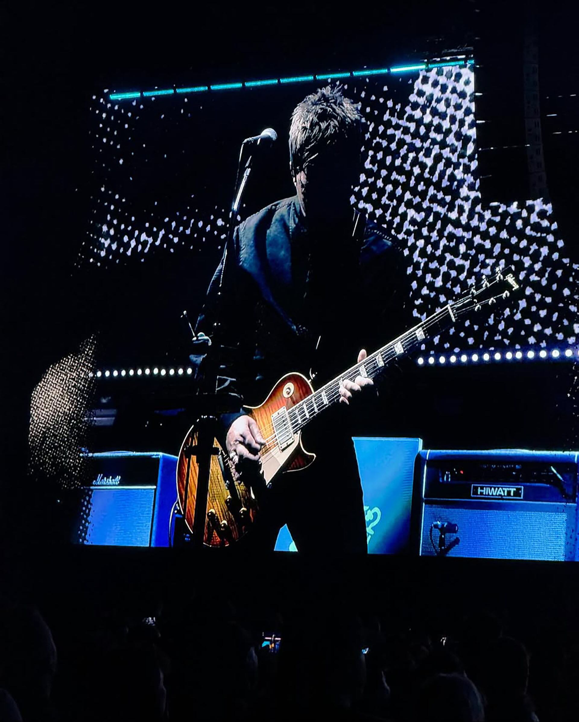 Papá Noel, ampliado por el videowall, exprimiendo su Gibson LesPaul