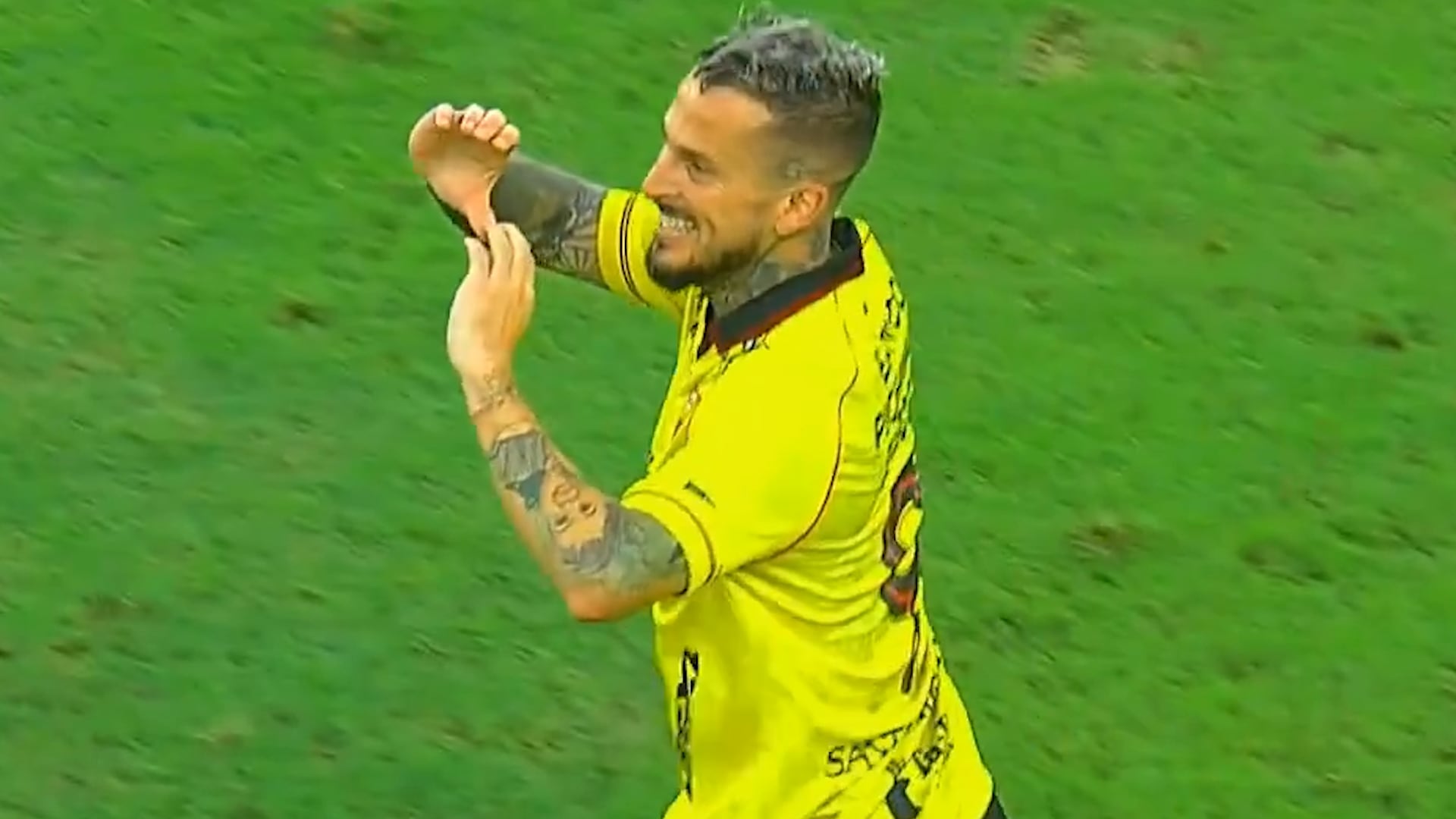 El festejo de Darío Benedetto tras volver a marcar un gol oficial con la camiseta del Barcelona de Ecuador (captura video)