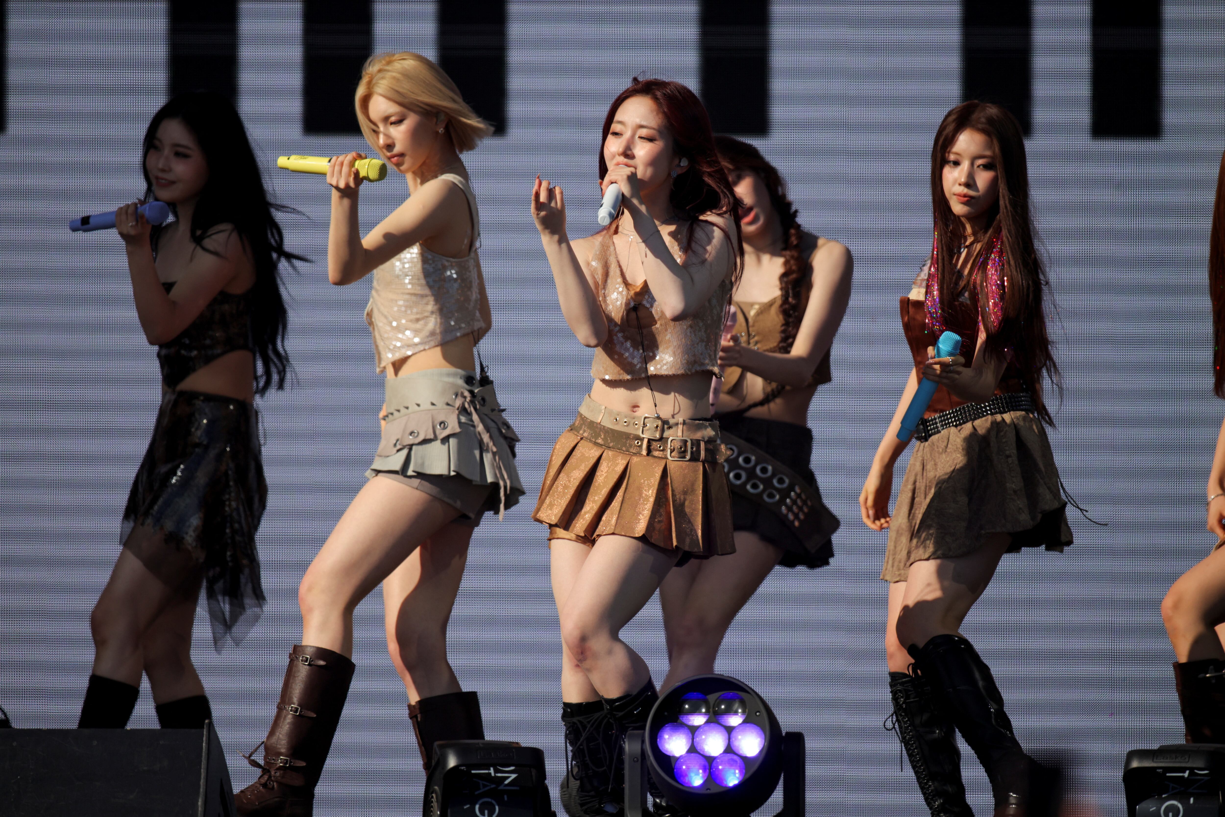 NMIXX sumó más de 20 victorias en shows musicales y recibió el premio MAMA Favorite New Artist en 2022, logrando hitos en el K-pop (REUTERS/Daniel Cole)