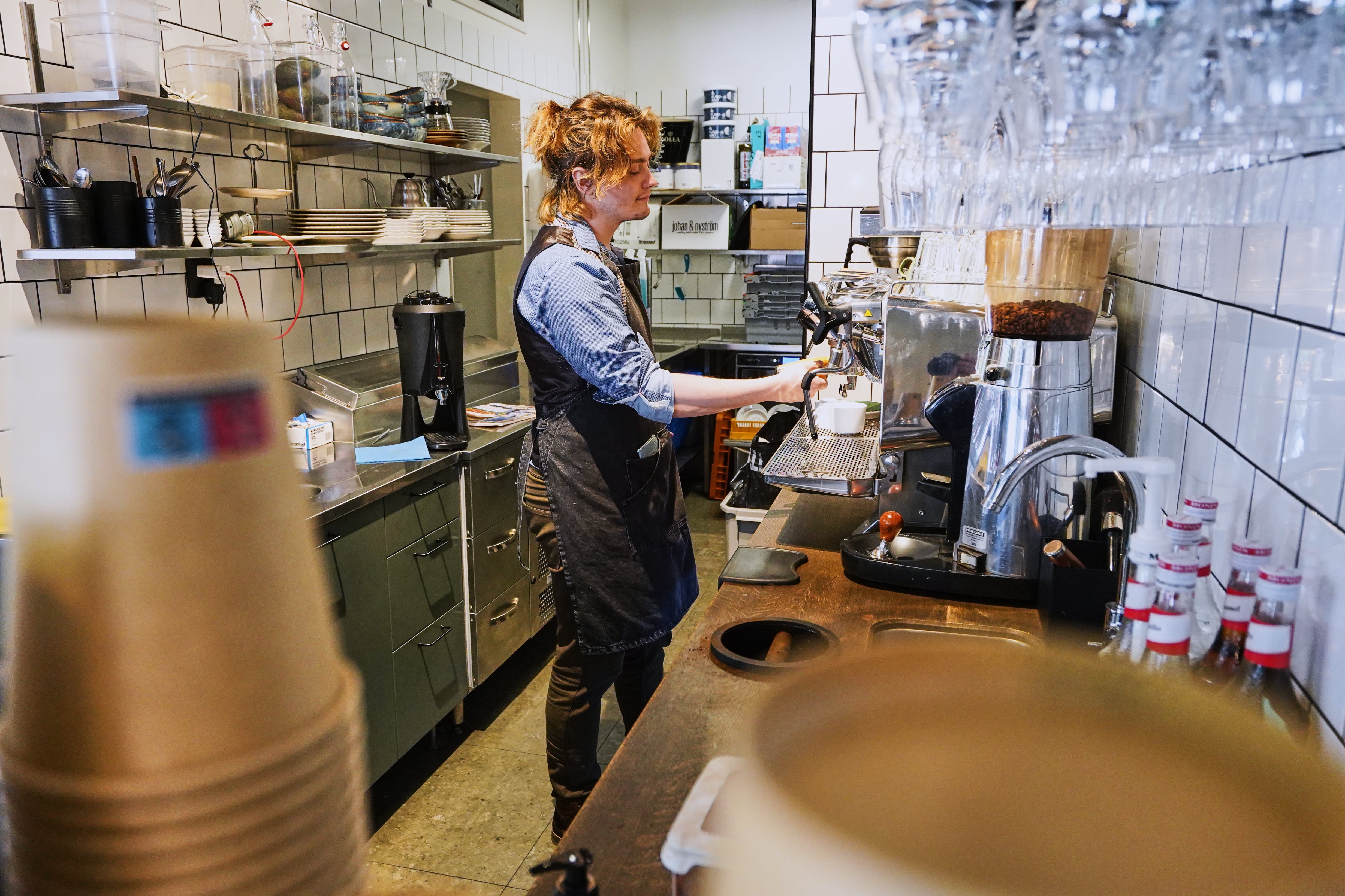 Un barista preparando un café, imagen de archivo. (AP Foto/James Brooks)