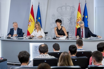 El Gobierno aprueba la norma que obligará a las empresas a incluir más datos en el contrato laboral // (I-D) El ministro de Política Territorial y Memoria Democrática, Ángel Víctor Torres; la vicepresidenta segunda y ministra de Trabajo y Economía Social, Yolanda Díaz; la ministra de Inclusión, Seguridad Social y Migraciones y portavoz del Gobierno, Elma Saiz; y el ministro de Hacienda, Arcadi España; durante la rueda de prensa posterior al Consejo de Ministros, a 8 de septiembre de 2026, en Madrid (España). El Consejo de Ministros aprueba este martes 8 de septiembre un Real Decreto con el que transpone la directiva europea sobre condiciones laborales transparentes y previsibles, y con el que obligará a los empresarios a incluir en los contratos a sus trabajadores una mayor información sobre sus condiciones laborales. leer menos
Firma: Alberto Ortega / Europa Press