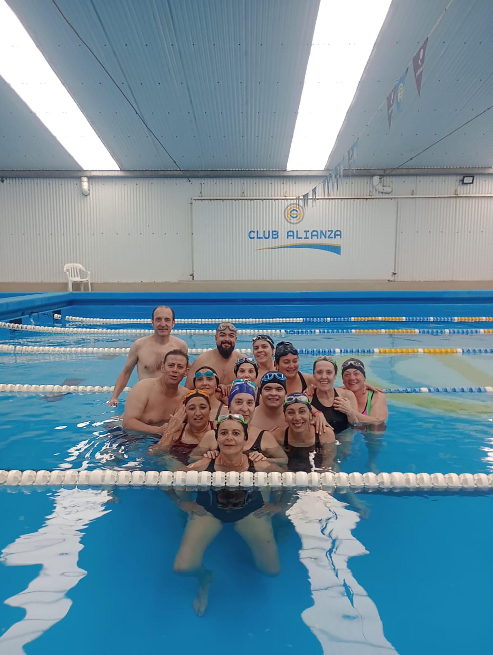 La práctica regular de natación mejora la capacidad cardiovascular y la calidad de vida en personas con sedentarismo o enfermedades crónicas.