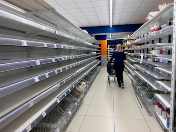 La huelga de transportistas causó el desabastecimiento de productos básicos en supermercados y comercios de Nápoles. (AP/ARCHIVO)