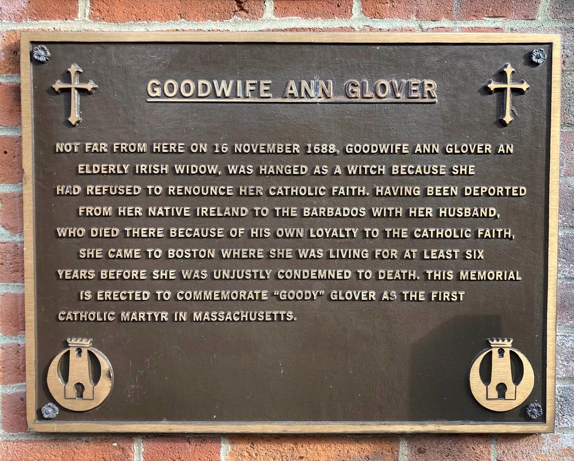 Una placa en memoria de Goodwife Ann Glover o Goody Glover, ahorcada por brujería en Boston en 1688. Esta placa se encuentra en la fachada de una iglesia católica en el barrio North End. Es uno de los recordatorios de un período oscuro en la historia de la ciudad (AP Photo/Steve LeBlanc)
