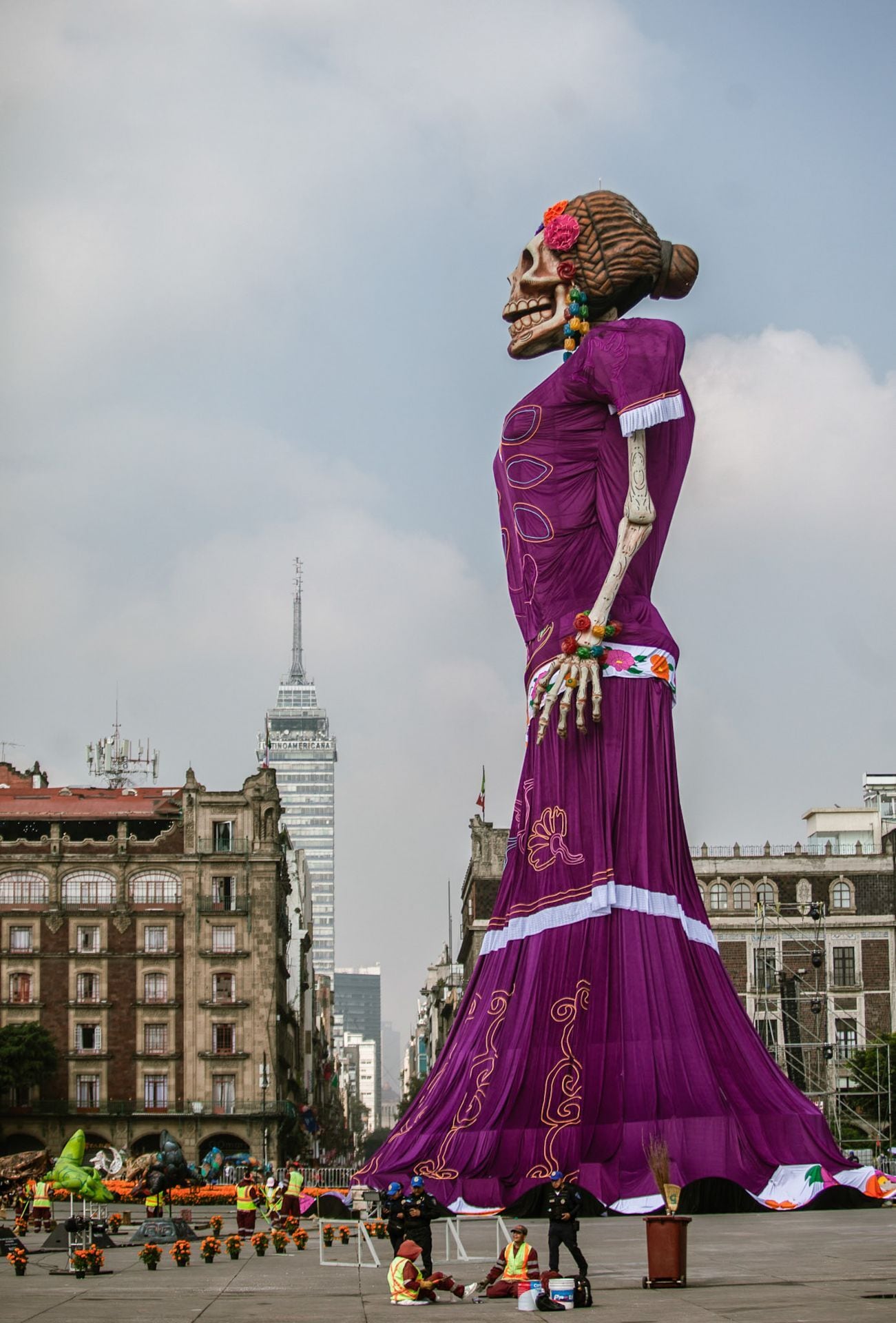 CIUDAD DE MÉXICO, 29OCTUBRE2026.- Últimos detalles de la Catrina gigante de 32 metros en el Zócalo a horas de ser inaugurado para acceso al público transeúntes aprovechan para tomar fotos.FOTO: ANDREA MURCIA /CUARTOSCURO.COM