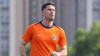 Santiago Ormeño relató la dramática situación que vivió en el fútbol de China: “Fuman tabaco y beben cosas que nunca había visto en mi vida”
