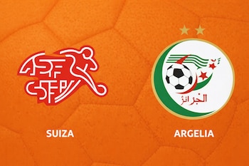 Dos escudos de fútbol sobre un fondo naranja: el de Suiza en rojo y blanco, y el de Argelia, un círculo con balón, estrellas y media luna.