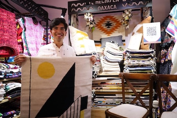 Casa Hecho en Oaxaca instala sedes en Ciudad de México y Guadalajara para exhibir, vender y promover productos y tradiciones del estado. Oaxaca promueve la Guelaguetza como atractivo turístico y plantea que la cercanía con actividades del Mundial impulse viajes hacia el estado. La sede de Casa Hecho en Oaxaca en Guadalajara se ubica en el Museo Cabañas e incluye actividades de promoción cultural y encuentros de negocios. El proyecto abre mercados para empresas y talleres con el distintivo Hecho en Oaxaca, una certificación para productos elaborados en la entidad. Oaxaca busca aprovechar la Copa Mundial de Futbol 2026 para atraer visitantes y proyectar su cultura, gastronomía, artesanía y producción local. (Cortesía Gobierno del Estado de Oaxaca)