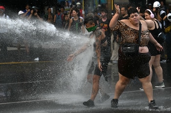 Dos mujeres reciben el agua