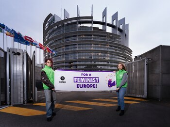 Activistas de Oxfam frente al