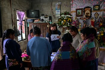 Daniela Gremion (C), de la