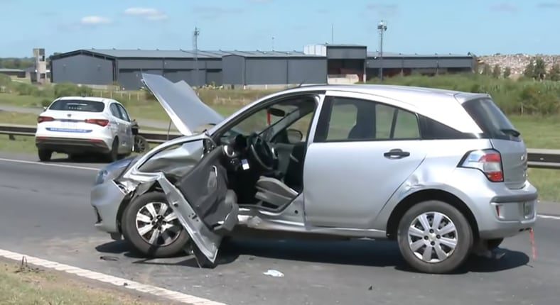 El choque ocurrió a la altura del arroyo Saladillo, el siniestro involucró a un Chevrolet Agile gris y un Fiat Argo blanco