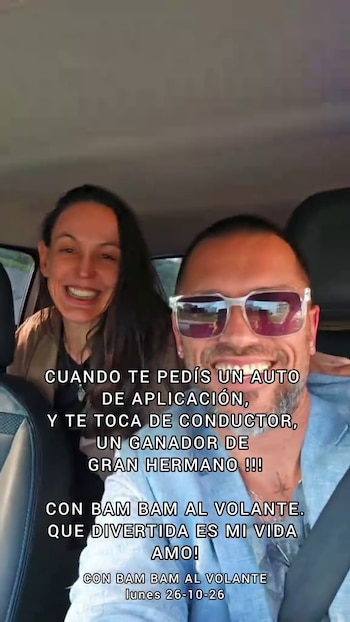 Un hombre con gafas de sol sonríe al volante de un automóvil junto a una mujer en el asiento trasero, con textos en pantalla