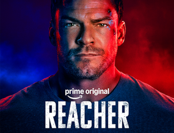 Hombre con barba incipiente, camiseta gris y heridas leves mira al frente. Fondo con luces azules y rojas. Texto 'prime original REACHER'