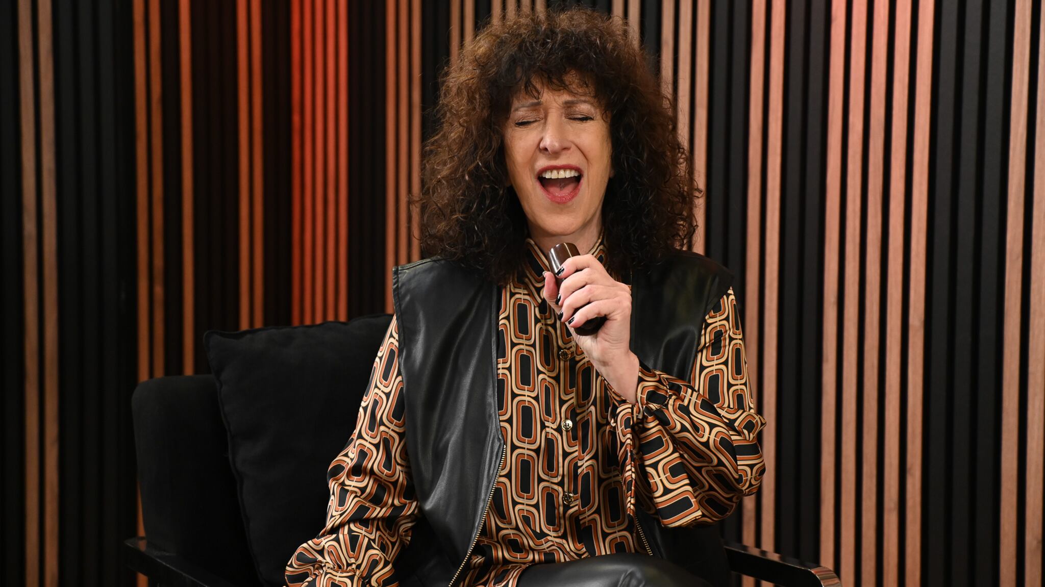 JULIA CON EL “MICRÓFONO” QUE TRAJO A LA ENTREVISTA (EL QUE USABA DE NIÑA)