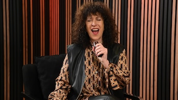 Julia con el micrófono que