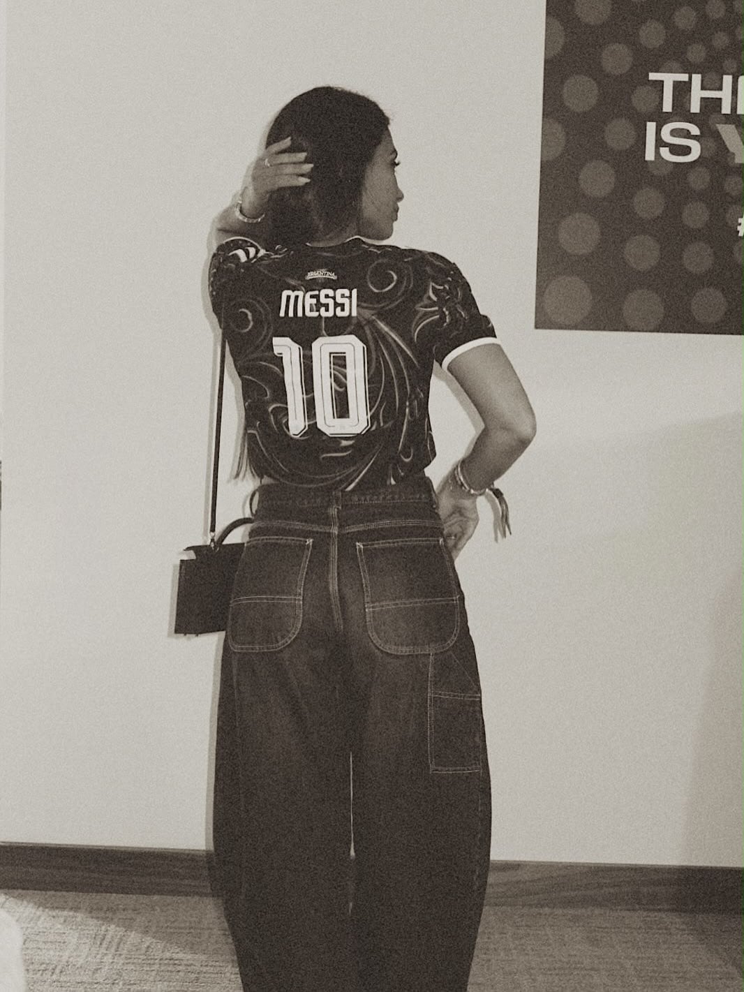 Antonela Roccuzzo compartió su foto con la camiseta de Argentina y el número 10 de Lionel Messi (@antonelaroccuzzo)