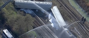 Equipos de emergencia responden al descarrilamiento y derrame de un tren de carga en North Bergen