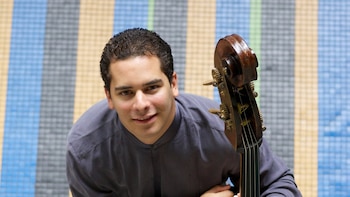 El contrabajista internacional Edicson Ruiz interpreta este jueves una obra escrita por Efrain Oscher con la OSRM