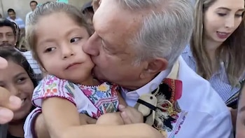 AMLO besa a niña en