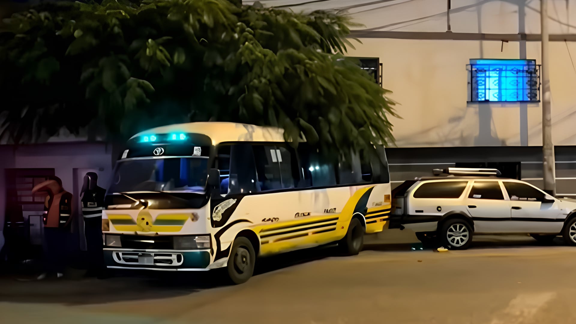 Una cúster de la empresa Etmosa permanece estacionada tras sufrir un ataque a balazos que dejó herido a su conductor en La Perla, Callao. (Captura: TV Perú Noticias)
