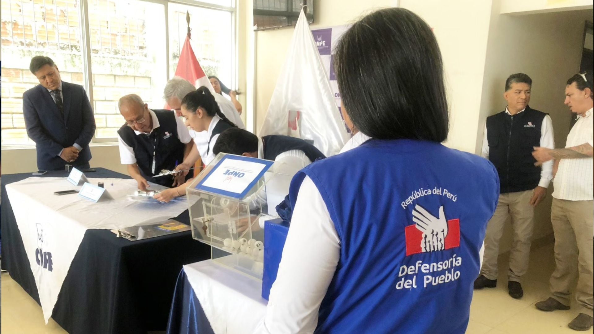 Miembros de la Defensoría del Pueblo y la ONPE observan de cerca un simulacro de votación en un evento preparatorio para las Elecciones 2026. (Defensoría del Pueblo)