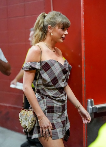 Vivienne Westwood se perfila como favorita gracias a la afinidad estética y al uso recurrente de sus icónicos corsés por parte de Swift en distintos eventos públicos (Jay Biggerstaff-Imagn Images)