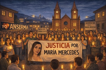 Una multitud de personas con velas y carteles que leen "Justicia para María Mercedes", "Basta de Feminicidios" y "Yo amo Anserma", y una pancarta grande.