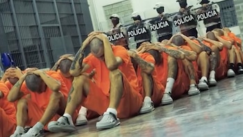Costa Rica inició traslado de 123 reclusos a megacárcel CACCO: ingresaron rapados y con uniformes naranja