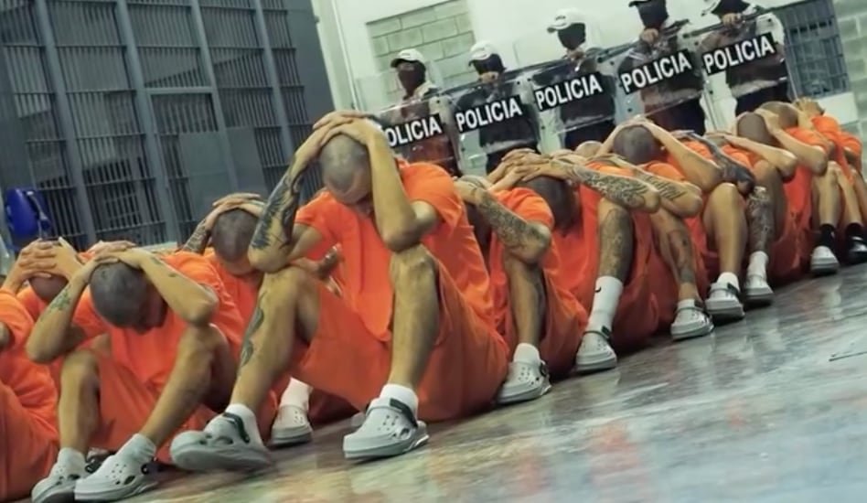 Costa Rica inició traslado de 123 reclusos a megacárcel CACCO: ingresaron rapados y con uniformes naranja