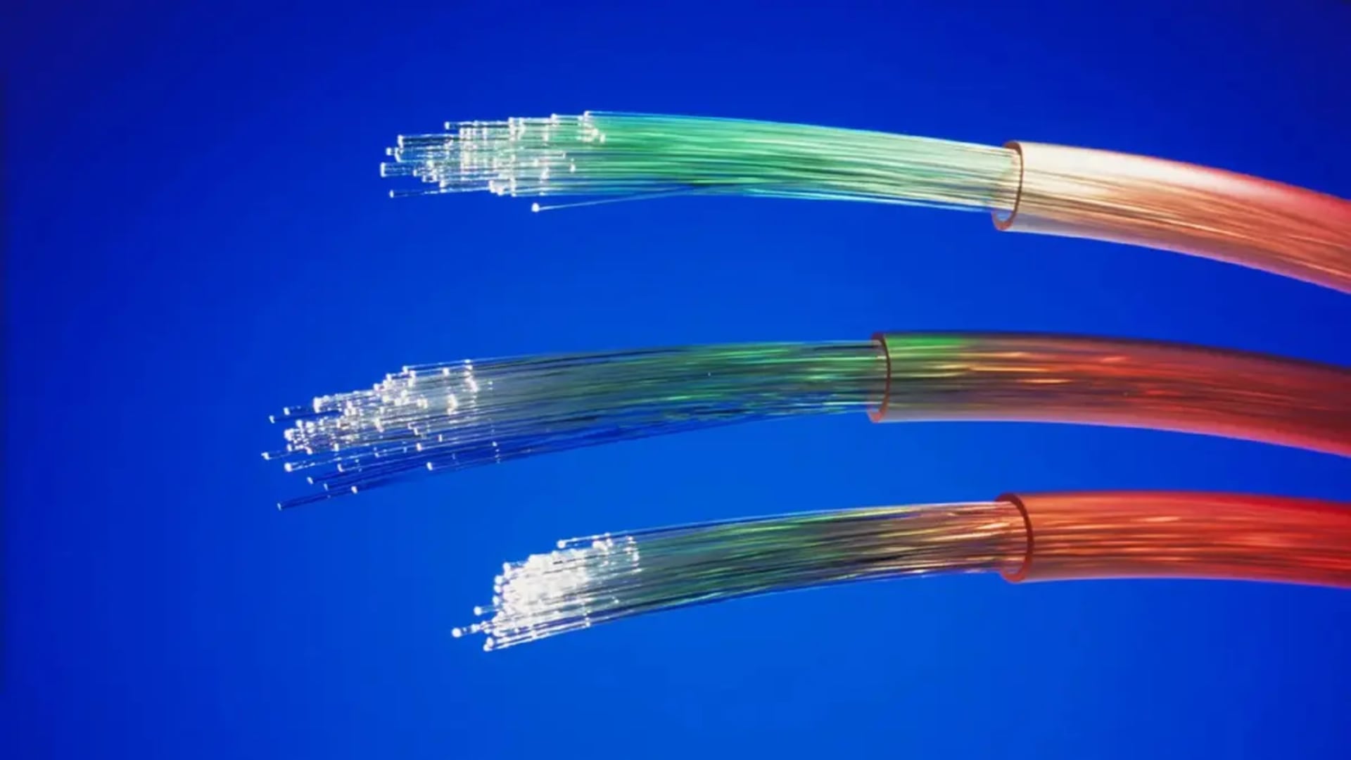 A través de los cables subterráneos de fibra óptica se transmiten datos mediante pulsos de luz. (Science Source)