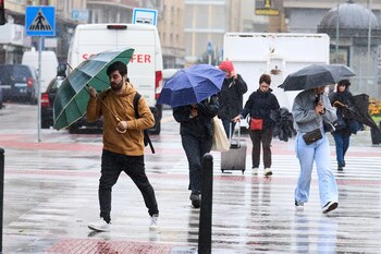 Varias personas se cubren de